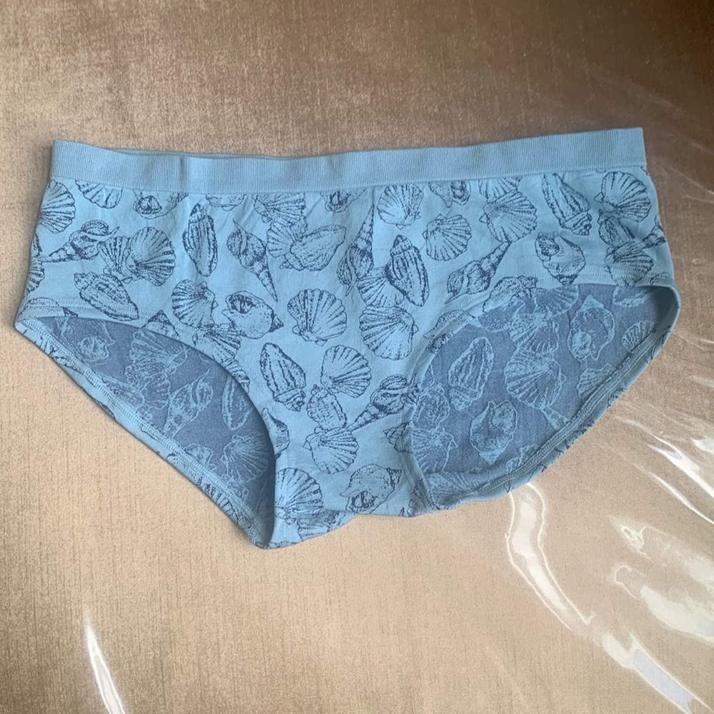 Selling Victoria’s Secret underwear nwt any questions ask 🌸💕